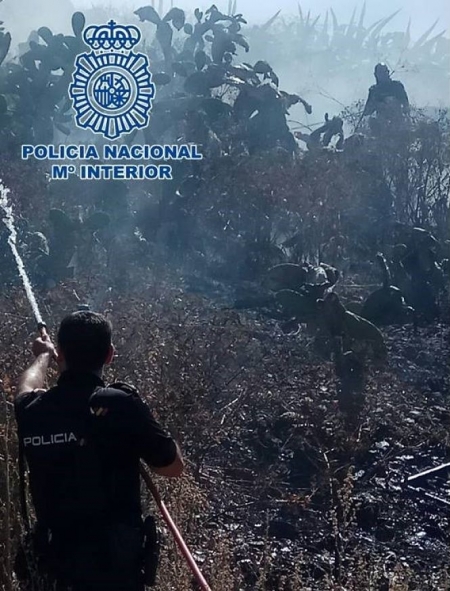 Un miembro de la Policía Nacional en la extinción del incendio (POLICÍA NACIONAL) Un miembro de la Policía Nacional en la extinción del incendio (POLICÍA NACIONAL)