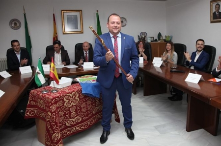 Jorge Sánchez ha vuelto a recibir el bastón de mando (AYTO. CÚLLAR VEGA) Jorge Sánchez ha vuelto a recibir el bastón de mando (AYTO. CÚLLAR VEGA)
