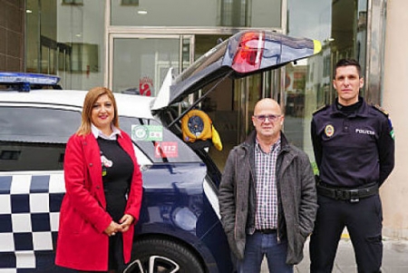 Loli Cañavate, Alcaldesa de Armilla, con miembros de la Policía Local (AYTO. ARMILLA) Loli Cañavate, Alcaldesa de Armilla, con miembros de la Policía Local (AYTO. ARMILLA)
