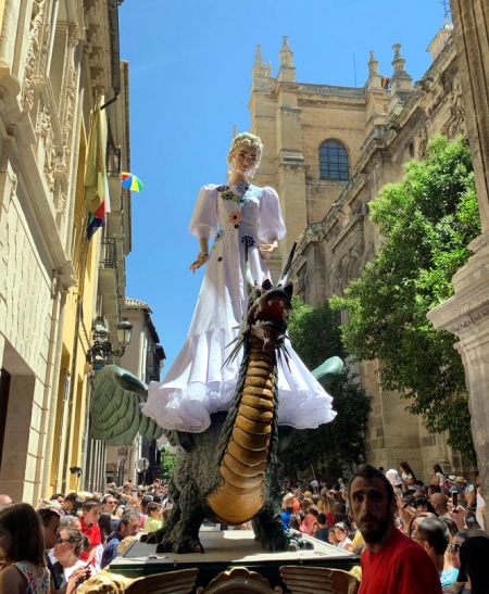 La publica de las fiestas a lomos del dragón (JOSÉ VELASCO)
