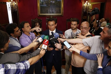 El alcalde, Luís Salvador atiende a los medios (ÁLEX CÁMARA / EUROPA PRESS) El alcalde, Luís Salvador atiende a los medios (ÁLEX CÁMARA / EUROPA PRESS)
