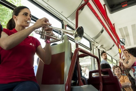 Vuelve la música en directa a los autobuses urbanos (TRANSPORTES ROBER) Vuelve la música en directa a los autobuses urbanos (TRANSPORTES ROBER)