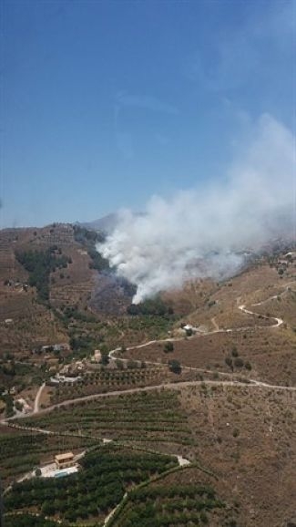 Incendio forestal en Almuñécar (INFOCA) Incendio forestal en Almuñécar (INFOCA)