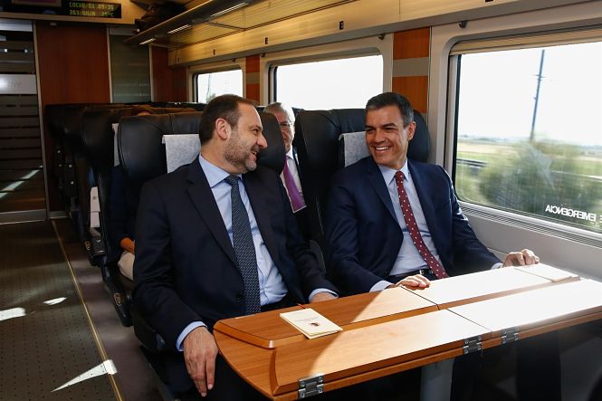 Pedro Sánchez y José Luís Ábalos en el AVE a Granada (ÁLEX CÁMARA / EUROPA PRESS) 