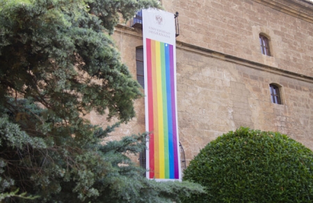 La bandera arco iris luce en el Hospital Real (UGR) 