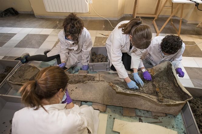 Expertos trabajando en el sarcófago romano (JUNTA)