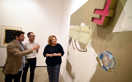 La Diputada de Cultura, Fátima Gómez ha visitado la exposición de Joaquín Peña-Toro (J. GROSSO /DIPGRA) La Diputada de Cultura, Fátima Gómez ha visitado la exposición de Joaquín Peña-Toro (J. GROSSO /DIPGRA)