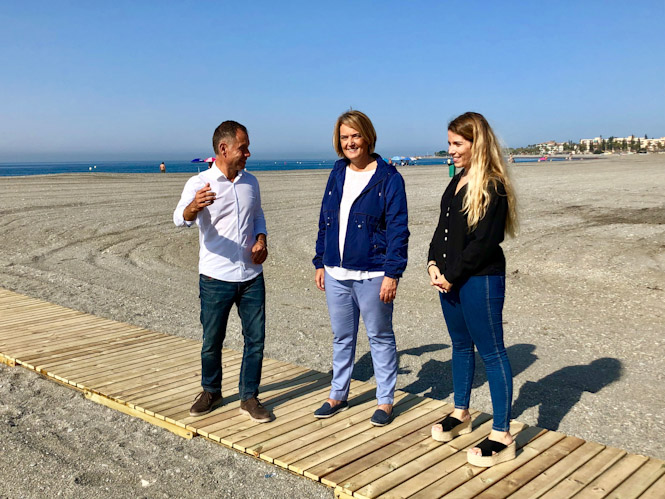 Luisa García Chamorro ha visitado las nuevas pasarelas (AYYO. MOTRIL)