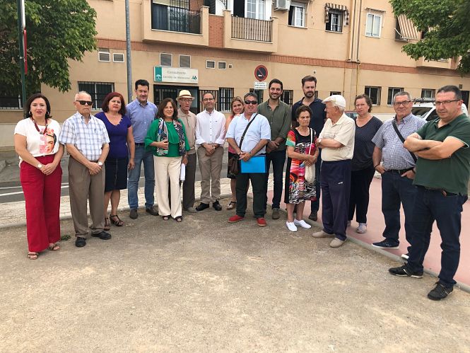 Miembros del PSOE se concentraron en las puertas del Centro de Salud del Cerrillo de Maracena (PSOE) 