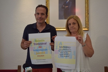 La Concejala de Juventud, Mari Carmen Calderay y el técnico municipal, Jorge Remacho han presentado las actividades para los mas jovenes (AYTO. ALBOLOTE)
