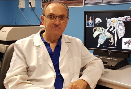 El profesor de la UGR Javier Alba-Tercedor con el microtomógrafo Skyscan 1172 (UGR) El profesor de la UGR Javier Alba-Tercedor con el microtomógrafo Skyscan 1172 (UGR)
