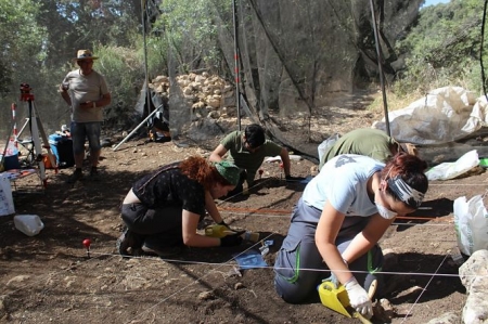 Arqueologos/as trabajando en el yacimiento de Colomera (UGR) Arqueologos/as trabajando en el yacimiento de Colomera (UGR)
