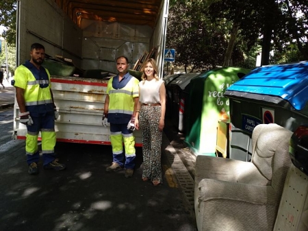Pepa Rubia, Concejala de Medio Ambiente junto a operarios de Inagra (AYTO. GRANADA)