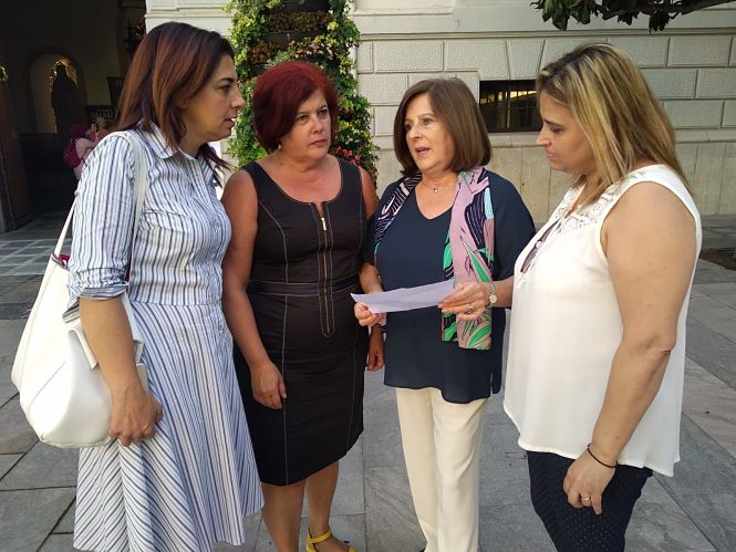 Miembros del PSOE en la puerta del Ayuntamiento (PSOE)
