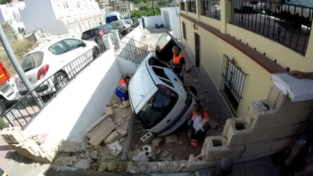 Sanitarios intentan atender a la herida (AYTO. ALMUÑÉCAR) 