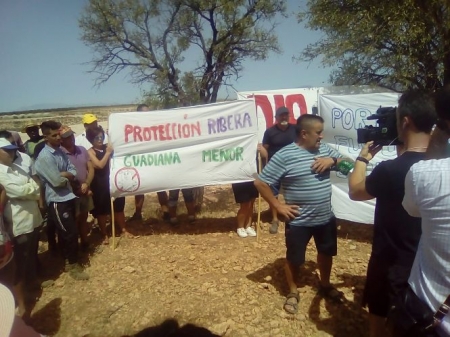 Concentración contra la macrogranja porcina (PLATAFORMA POR LA RIBERA DEL GUADIANA MENOR )