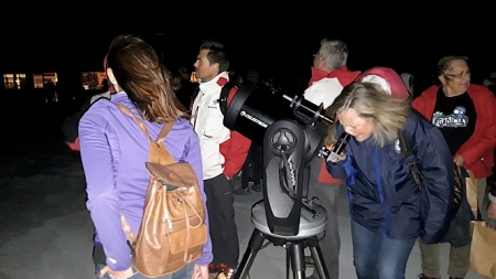 Algunas personas observan las Perseidas (CETURSA) Algunas personas observan las Perseidas (CETURSA)
