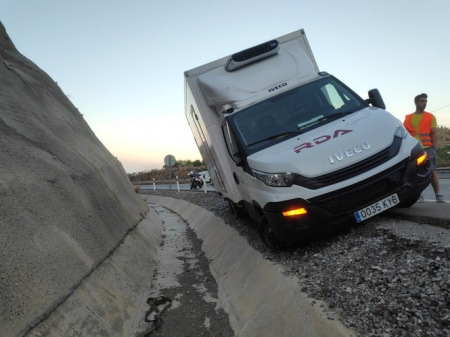 Vehículo a punto de volcar en Almuñécar (AYTO. ALMUÑÉCAR) Vehículo a punto de volcar en Almuñécar (AYTO. ALMUÑÉCAR)