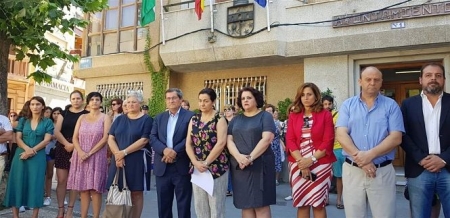 Minuto de silencio por la víctima de Dúrcal (JUNTA / ARCHIVO) Minuto de silencio por la víctima de Dúrcal (JUNTA / ARCHIVO)