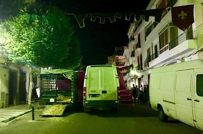 Vehículos taponando una calle durante la Feria Medieval de 2018 (PSOE LANJARÓN)