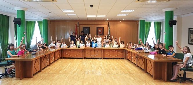 Niños y niñas durante su visita al Ayuntamiento (AYTO. ARMILLA) 