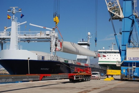 Cargando un aspa en el Puerto de Motril (AUTORIDAD PORTUARIA) Cargando un aspa en el Puerto de Motril (AUTORIDAD PORTUARIA)