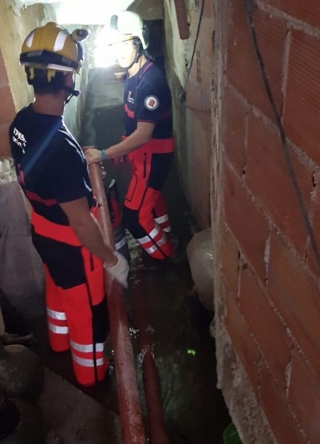 Bomberos de Huéscar en una,de las casas afectadas (AYTO. HUÉSCAR) Bomberos de Huéscar en una,de las casas afectadas (AYTO. HUÉSCAR)