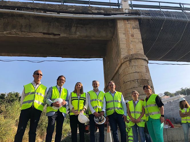 Marifran Carazo durante una visita al Puente sobre el Río Chico de Órgiva (JUNTA / ARCHIVO)