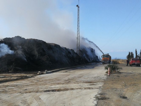 Bomberos trabajan en la planta de residuos vegetales (DIPGRA) Bomberos trabajan en la planta de residuos vegetales (DIPGRA)