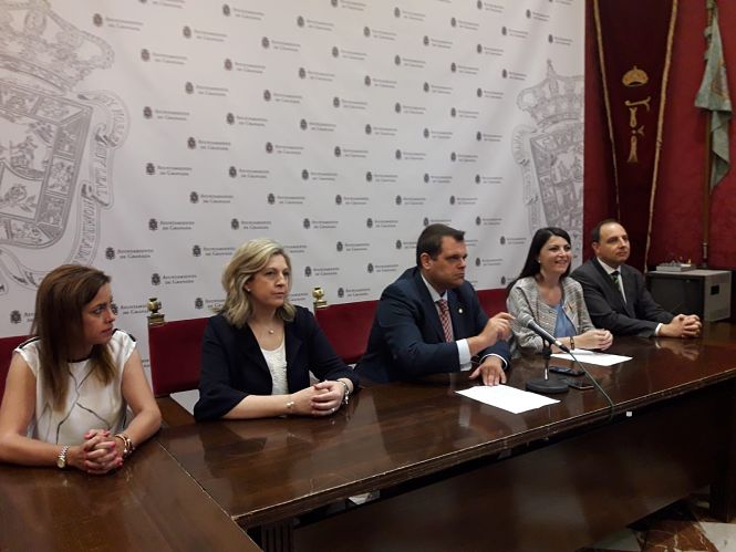 Onofre Miralles junto a otros miembros de VOX en rueda de prensa (EUROPA PRESS)