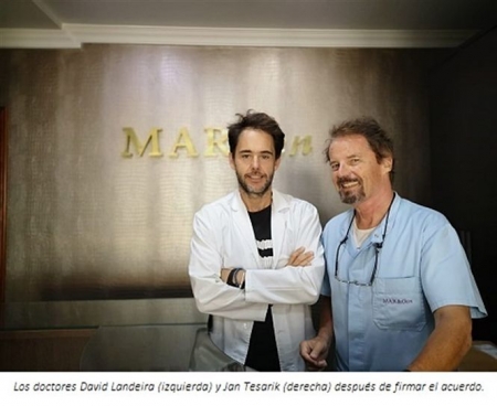 Los doctores David Landeira y Jan Tesarik tras firmar el convenio (CLÍNICA MARGEN)
