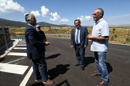 El Diputado de obras públicas ha visitado la Carretera de Lugros (R. MARTÍNEZ / DIPGRA) El Diputado de obras públicas ha visitado la Carretera de Lugros (R. MARTÍNEZ / DIPGRA)