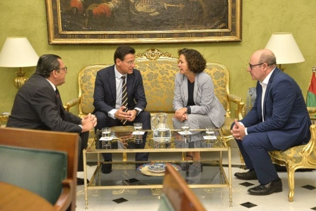 Reunión entre Luis Salvador y Pilar Aranda (JAVIER ALGARRA) Reunión entre Luis Salvador y Pilar Aranda (JAVIER ALGARRA)
