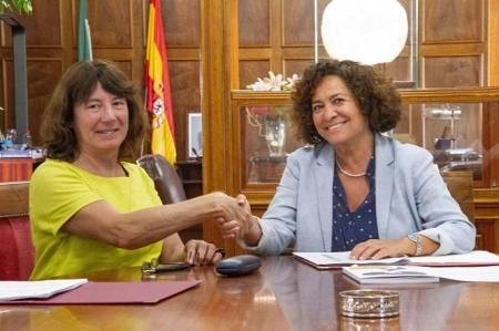 La rectora de la UGR y la hermana del artista han firmado el convenio (UGR) La rectora de la UGR y la hermana del artista han firmado el convenio (UGR)