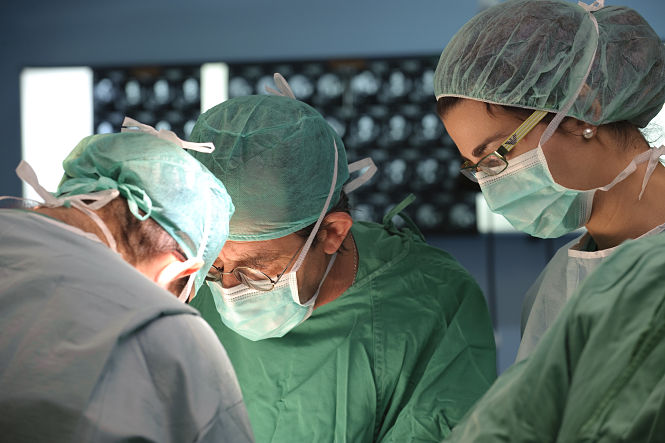 Sanitarios durante una operación (JUNTA)