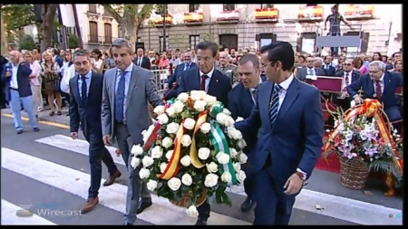 Representantes en el Ayuntamiento de Granada de VOX, Ciudadanos PP y PSOE entregan conjuntamente al arzobispo una ofrenda floral (TG7) Representantes en el Ayuntamiento de Granada de VOX, Ciudadanos PP y PSOE entregan conjuntamente al arzobispo una ofrenda floral (TG7)