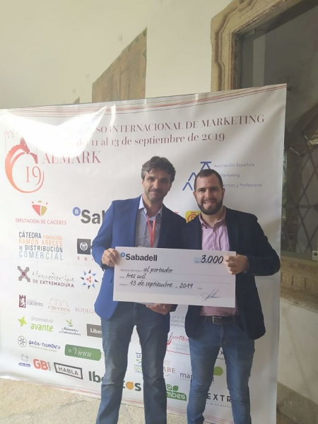 Juan Sánchez Fernández y Luis Alberto Casado Aranda con el premio (UGR) Juan Sánchez Fernández y Luis Alberto Casado Aranda con el premio (UGR)