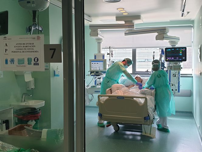 Sanitarios atienden a un paciente (HUSC)