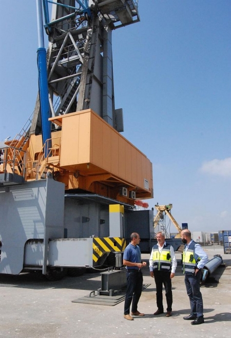 Nueva grúa del Puerto de Motril (AUTORIDAD PORTUARIA) Nueva grúa del Puerto de Motril (AUTORIDAD PORTUARIA)