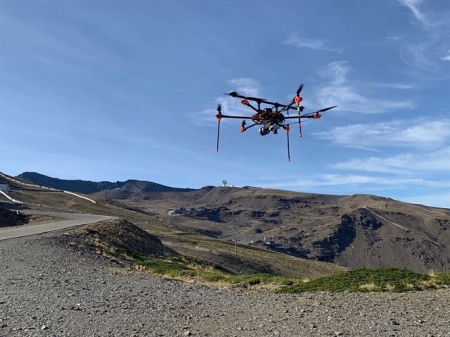 Dron que se está encargando de la cartografía (CETURSA) 