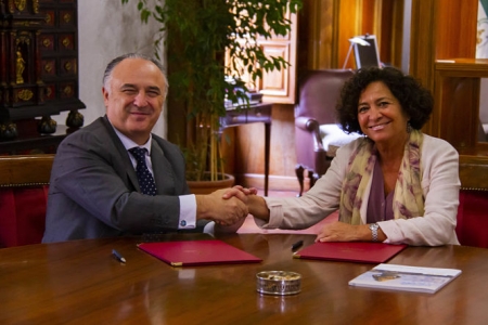 Pilar Aranda y Juan Ignacio Zafra tras la firma del convenio (UGR) Pilar Aranda y Juan Ignacio Zafra tras la firma del convenio (UGR)