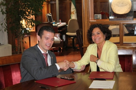 Momento de la firma del convenio (UGR) Momento de la firma del convenio (UGR)