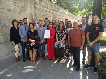 Miembros del PSOE han entregado las incidencias en la Delegación de Educación (PSOE) Miembros del PSOE han entregado las incidencias en la Delegación de Educación (PSOE)
