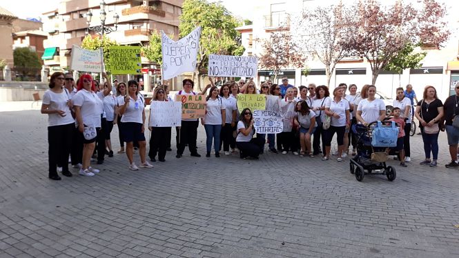 Concentración del personal de servicio de ayuda a domicilio de Albolote (CCOO)