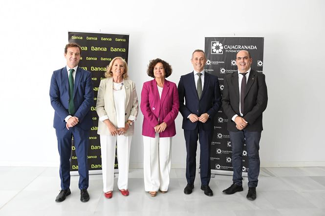 Foto de Familia tras la firma del convenio (CAJAGRANADA) 