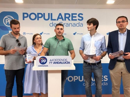Rafael Caracuel junto a miembros de NNGG (PP) Rafael Caracuel junto a miembros de NNGG (PP)