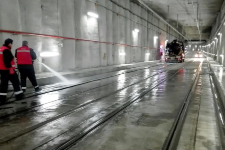 Operarios durante la limpieza de un túnel del metro (JUNTA) Operarios durante la limpieza de un túnel del metro (JUNTA)