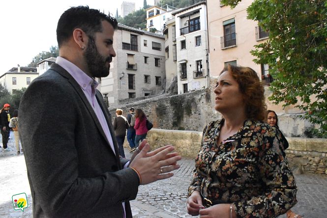 Mari Carmen Pérez y Jesús Fernández en el Paseo de los Tristes (IU)