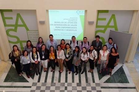 Profesionales de salud de Colombia al inicio de su programa junto al coordinador en la EASP y la secretaria del curso (EASP) Profesionales de salud de Colombia al inicio de su programa junto al coordinador en la EASP y la secretaria del curso (EASP)