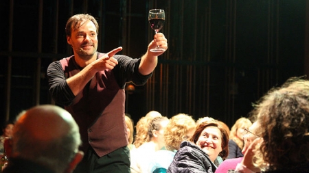 La compañía La Líquida y `Oh Vino`, durante su actuación (TEATRO DE HUMOR DE SANTA FE) La compañía La Líquida y `Oh Vino`, durante su actuación (TEATRO DE HUMOR DE SANTA FE)